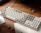 Keychron C2 Pro 8K op een bureau omringd door papieren en boeken
