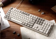 Keychron C2 Pro 8K op een bureau omringd door papieren en boeken