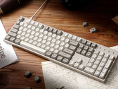 Keychron C2 Pro 8K op een bureau omringd door papieren en boeken