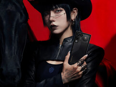 De aankomende gamingtelefoon zal een 7.000mAh batterij hebben. Afgebeeld: een promo met een vrouw die de 11 Air vasthoudt. (Afbeeldingsbron: RedMagic)