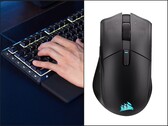 Het Corsair Skiff 100 Plus-toetsenbord (links) en de Harpoon V2-muis (rechts).