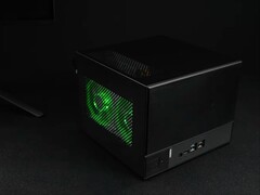 Aangepaste mini-ITX gaming PC in de ASRock Deskmeet X300 barebones kit. (Afbeeldingsbron: ETA Prime op YouTube, screenshot)
