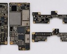 Het moederbord van de vermeende opvouwbare iPhone Ultra; afbeelding waarschijnlijk bewerkt door AI