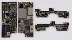 Het moederbord van de vermeende opvouwbare iPhone Ultra; afbeelding waarschijnlijk bewerkt door AI