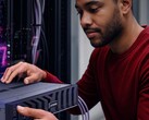 Een persoon die een Lenovo-serverrack op zijn plaats zet.