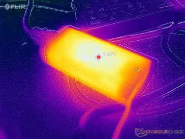 De netadapter bereikt een temperatuur van meer dan 34 °C bij zware belasting
