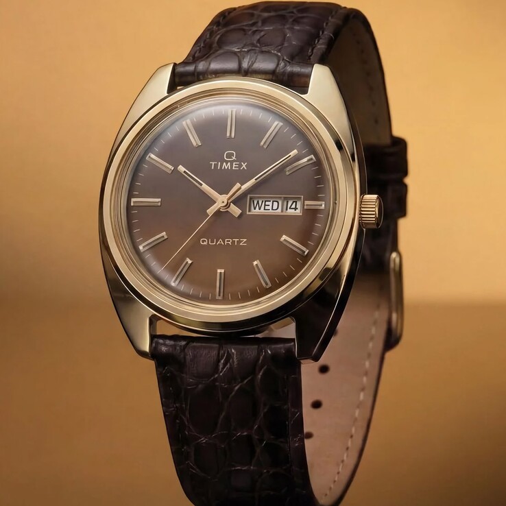 Timex Q 1976 Day and Date-heruitgave met een rokerige bruine wijzerplaat met kleurverloop, goudkleurige indexen en een donkerbruine leren band met krokodillenreliëf.