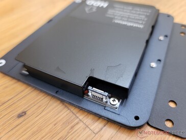 Een tweede 2,5-inch SATA III-sleuf bevindt zich op het onderste paneel