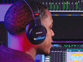 Sony onthult de MDR-M1 professionele hoofdtelefoon met ultrabrede frequentierespons voor gebruik bij het opnemen, mixen en masteren van audio. (Afbeeldingsbron: Sony)