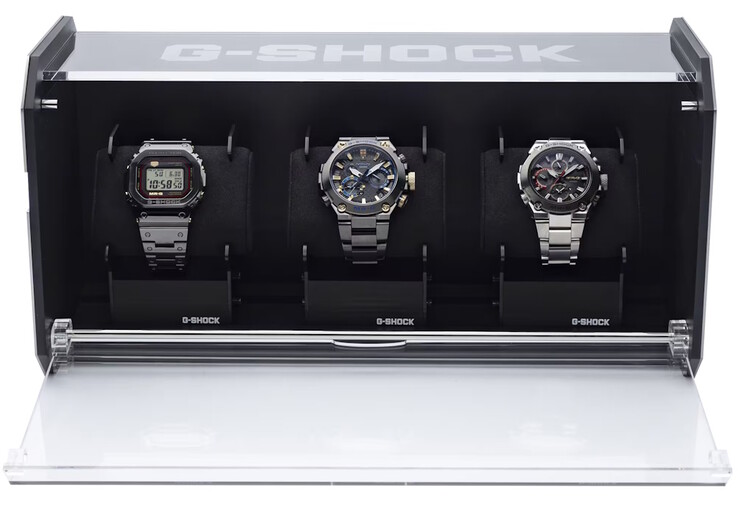 In de stalen G-Shock displaykast passen drie horloges, met een doorschijnende bovenkant voor opladen op zonne-energie. (Afbeeldingsbron: Casio)