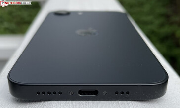 Onder: microfoons, USB-C 2.0, luidspreker (bron: Manuel Masiero)