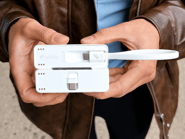 De Sharepower draagbare oplader heeft een geïntegreerde kabel en een opklapbare USB-C-aansluiting.