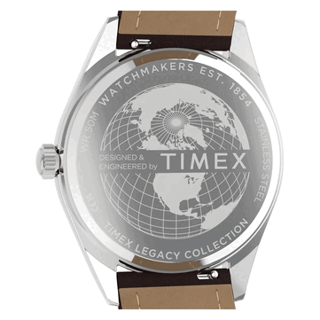 Achteraanzicht van de Timex Legacy Day and Date, met de roestvrijstalen kastachterkant met een gravure van een wereldbol, het Timex-logo en een bruine leren band.