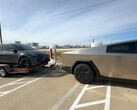 Cybertruck sleept een andere Tesla in een actieradius test (afbeelding: VoyageATX/YT)