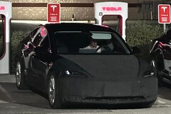 Er is een gemaskerde Tesla Model 3 Highland gespot die aan het opladen was met een uniek, hoekig wielontwerp. (Afbeeldingsbron: Reddit)