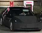 Er is een gemaskerde Tesla Model 3 Highland gespot die aan het opladen was met een uniek, hoekig wielontwerp. (Afbeeldingsbron: Reddit)