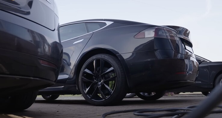 Afgezien van cosmetische schade aan het exterieur heeft de auto zich uitstekend gehouden zonder dat er ook maar één onderhoudsbeurt nodig was. (Bron: AutoTrader UK)
