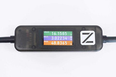 De ChargerLAB Power-Z AK001 Charging Test USB-C kabel heeft een geïntegreerd kleurendisplay. (Beeldbron: ChargerLAB)