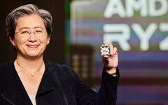 AMD CEO Lisa Su laat een Ryzen-processor zien. Haar salarispakket voor 2025 is verhoogd naar $33 miljoen. (Afbeeldingsbron: AMD)