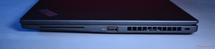 rechts: Smarcardlezer, USB A 3.2 Gen 1, Kensington-slot