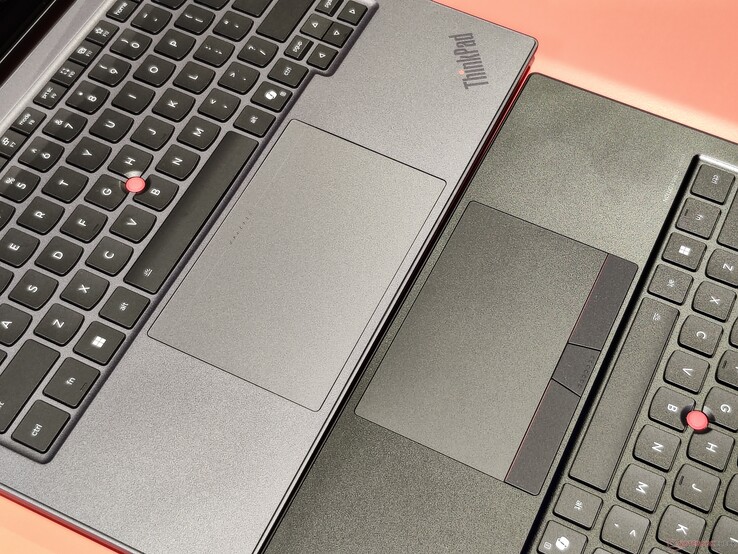 Nieuw haptisch touchpad, hier te zien op de X1 2-in-1 Gen 11, tegenover de mechanische optie op de X1 Carbon Gen 14 (bron: Benjamin Herzig)