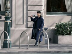 Op een foto die online circuleert, is een man te zien die op Jay Chou lijkt en een nog niet uitgebrachte vivo-telefoon vasthoudt, waarschijnlijk de X500 Pro Max