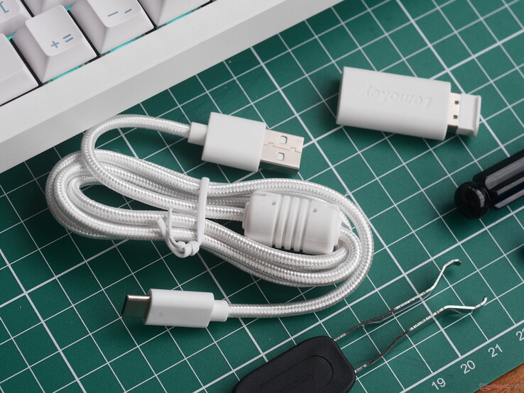 Lemokey P2 HE kabel, range extender en 2,4 GHz dongle