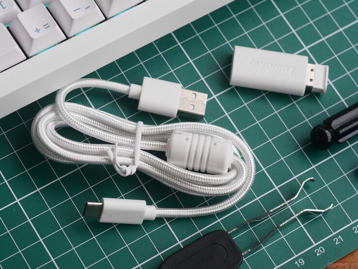 Lemokey P2 HE kabel, range extender en 2,4 GHz dongle