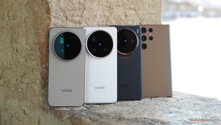 De vier testkandidaten in mijn reistas tijdens de reis naar Cyprus en Malta: drie vlaggenschepen van Vivo en een drie jaar oud vlaggenschip van Samsung.