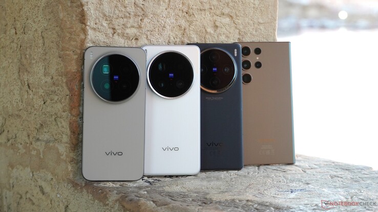 De vier testkandidaten in mijn reistas tijdens de reis naar Cyprus en Malta: drie vlaggenschepen van Vivo en een drie jaar oud vlaggenschip van Samsung.