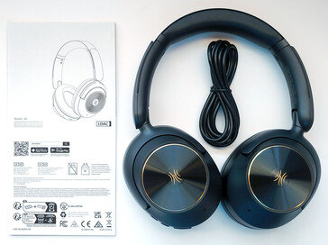 De verpakking bevat de Focus A6-hoofdtelefoon, een USB-C audio-/laadkabel en een gebruikershandleiding. (Afbeeldingsbron: Notebookcheck)