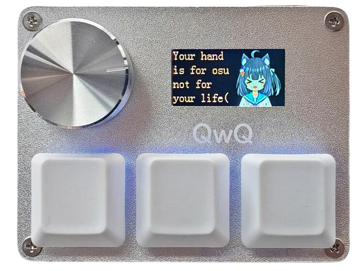 Vooraanzicht van de SayoDevice O3C met drie witte keycaps, een knop van geborsteld metaal