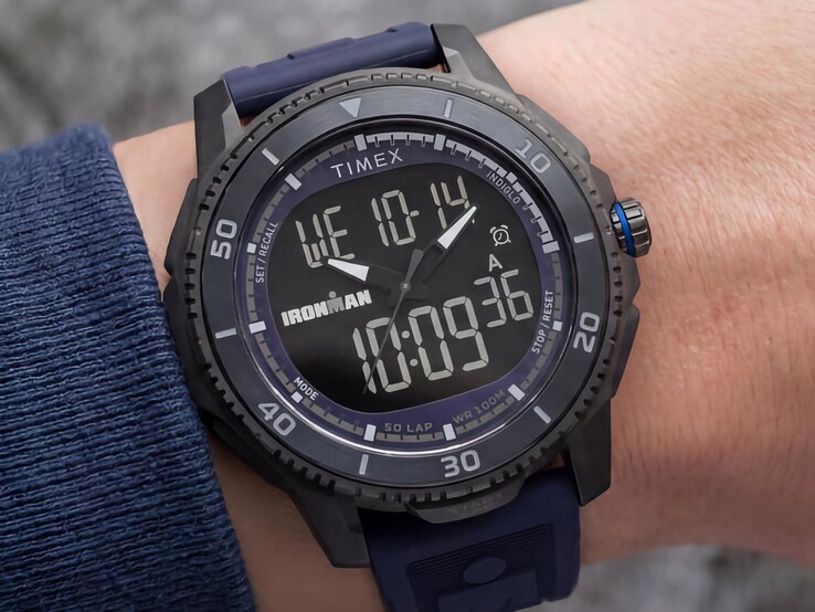 Zwart Timex Ironman Adrenaline ana-digi-horloge met een donkerblauwe band en een blauw accent op de kroon, afgebeeld om een pols.