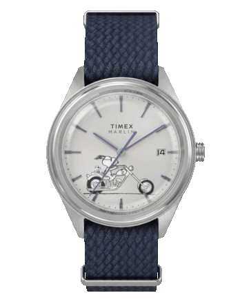 Vooraanzicht van het Peanuts x Timex Marlin Jet Automatic Easy Rider-horloge met een zilverwitte wijzerplaat waarop Snoopy op een motorfiets te zien is, blauwe uurmarkeringen en wijzers, en een gewelfd Hesalite-glas,