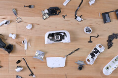 De AirPods Pro 2 zijn net zo vergrendeld als Apple's andere oordopjes. (Beeldbron: iFixit)