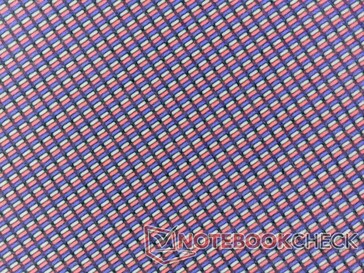 De subpixel array zit onder een dikke beschermlaag voor meer duurzaamheid. Het nadeel, echter, is een korreliger beeld