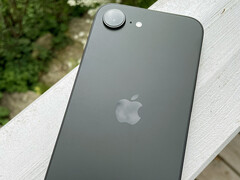 De Apple iPhone 16e. (Afbeelding bron: Notebookcheck/Manuel Masiero)