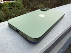 Close-up van de groene iPhone 17 met de USB-C oplaadpoort en cameramodule (Afbeelding bron: Notebookcheck)