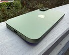 Close-up van de groene iPhone 17 met de USB-C oplaadpoort en cameramodule (Afbeelding bron: Notebookcheck)