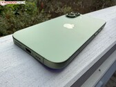 Close-up van de groene iPhone 17 met de USB-C oplaadpoort en cameramodule (Afbeelding bron: Notebookcheck)