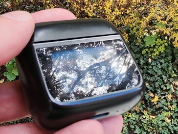 De oplaadbehuizing heeft de neiging om in bepaalde lichtomstandigheden enigszins reflecterend te zijn (Afbeelding bron: Notebookcheck)