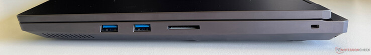 Rechts: 2x USB-A 3.2 Gen 1 (5 GBit/s), SD-kaartlezer, Kensington NanoSaver-slot