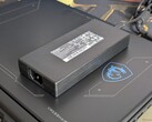 De MSI-laptop kan tijdens het gamen wel 250 W verbruiken, hoewel de netadapter zelf slechts een vermogen van 240 W heeft