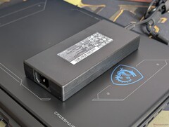 De MSI-laptop kan tijdens het gamen wel 250 W verbruiken, hoewel de netadapter zelf slechts een vermogen van 240 W heeft