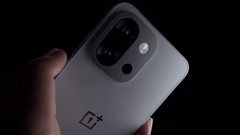 De OnePlus 13T, een compacte vlaggenschip-telefoon die eerder dit jaar werd gelanceerd. (Afbeeldingsbron: OnePlus)