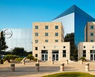 De buitenkant van een Dell Technologies faciliteit met het bedrijfslogo.