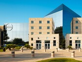 De buitenkant van een Dell Technologies faciliteit met het bedrijfslogo.