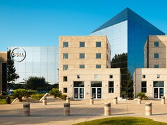 De buitenkant van een Dell Technologies faciliteit met het bedrijfslogo.