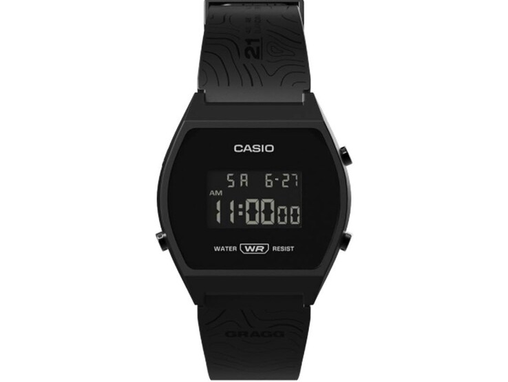 Vooraanzicht van het Casio x GRAGG LW-204GRAGG-1BDF digitale horloge met een zwarte kunststof kast en een band met patroon.