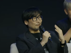 Hideo Kojima in interactie met fans tijdens de Death Stranding World Tour in Saudi-Arabië (bron: PlayStation Arabia YT)